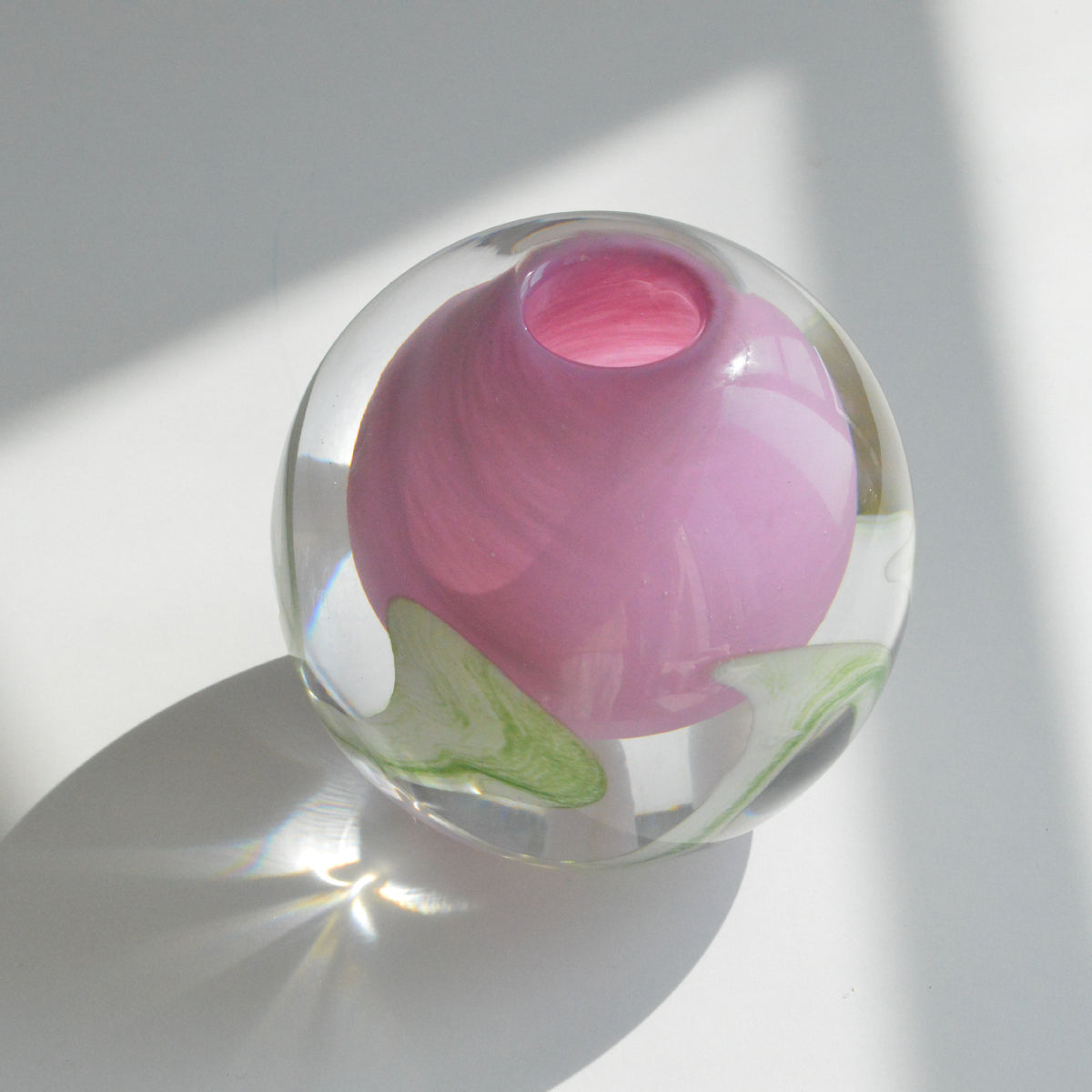 Mouthblown encased glass Budvase mit skulpturalen Blüteneinschlüssen Brehn