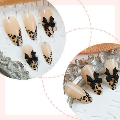 Kunstnagelset mit elegantem Leopardenmuster und glamourösen 3D-Elementen Brehn