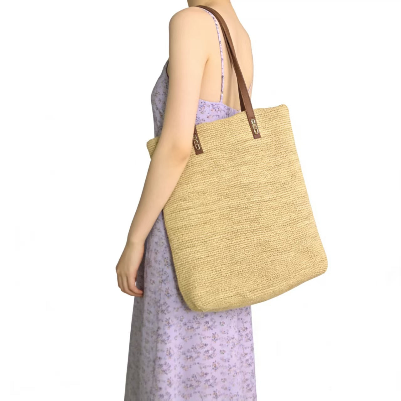Handtasche Aus Nachhaltig Gewebtem Naturmaterial mit Eleganten Ledergriffen Brehn