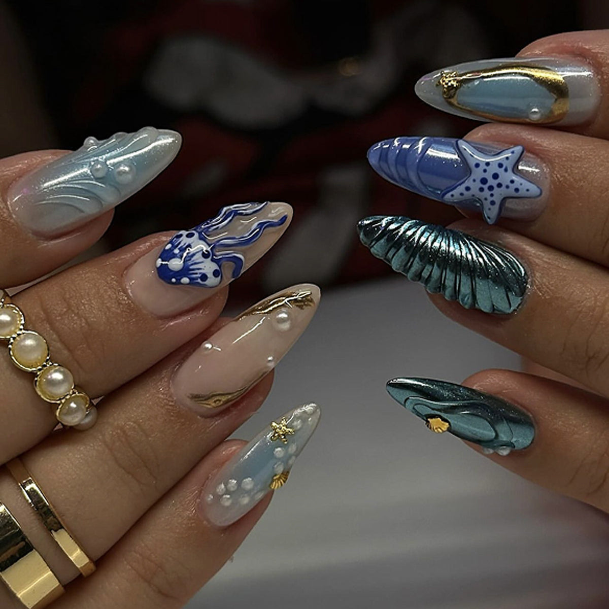 Elegante Nagelkunst im maritime Design mit Glitzer und 3D-Akzenten Brehn