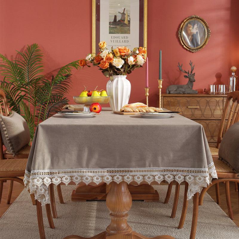 Elegante Tischdecke mit Spitzenrand