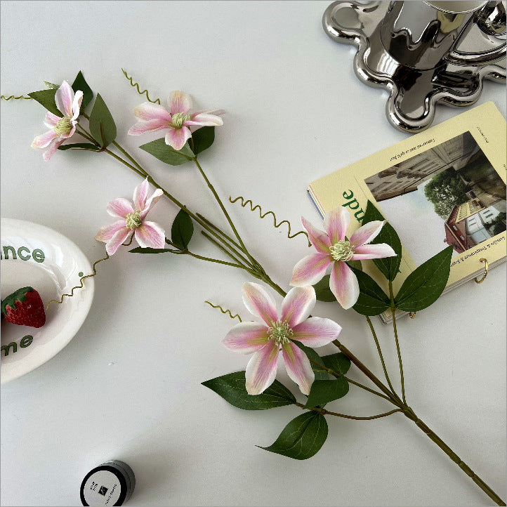 Dekorative Clematis Blumenarrangement