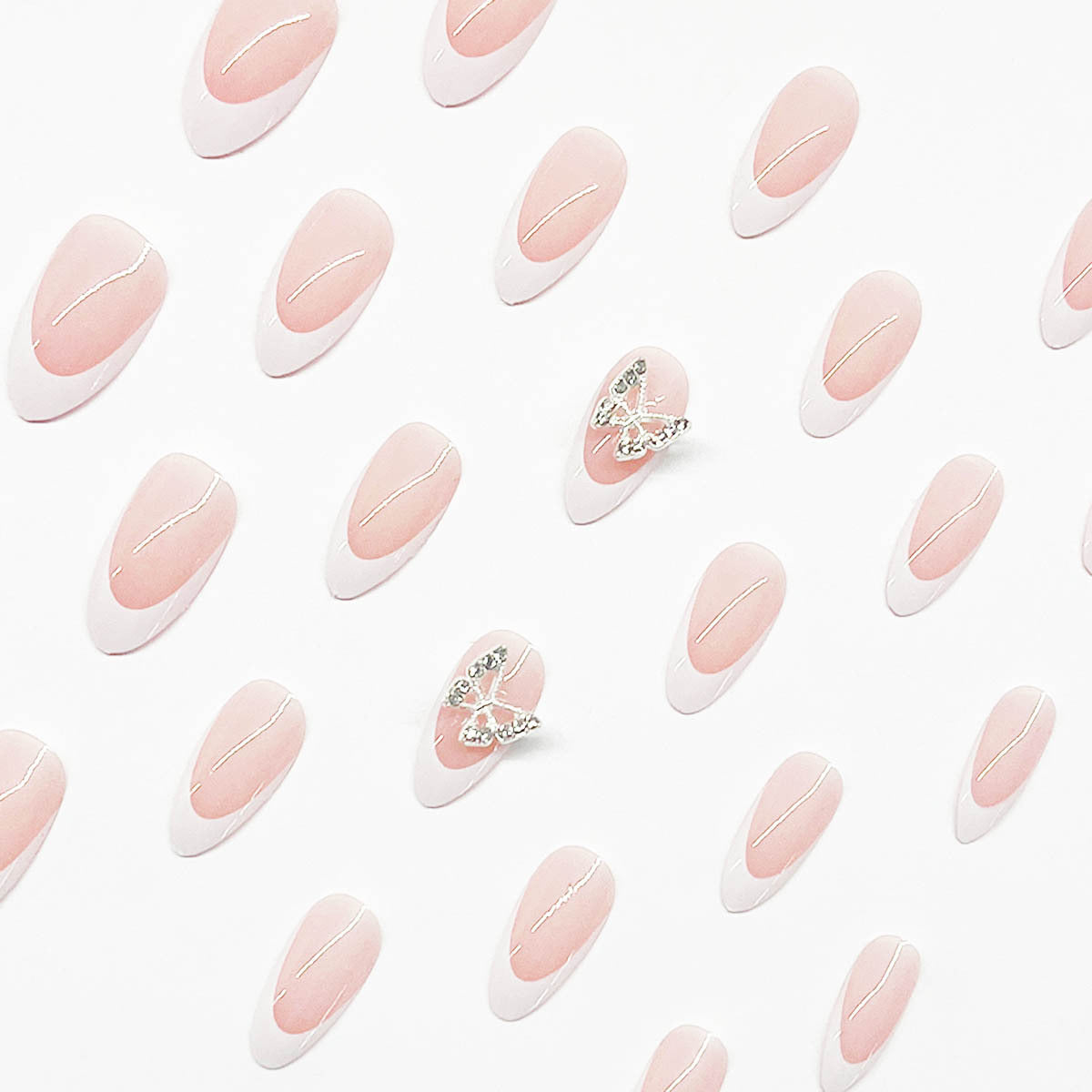 Kunstnagelset mit elegantem French Design und strassverzierten Akzenten Brehn