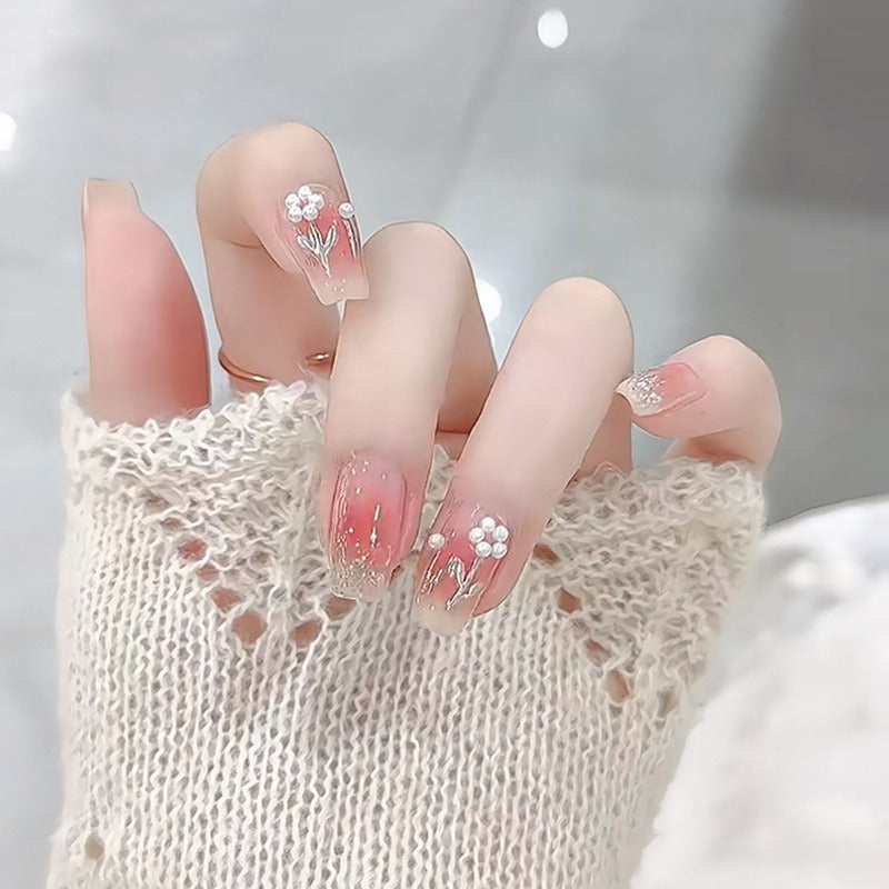 Kunstnagelset mit floralen Designs und Glitzerakzenten Brehn
