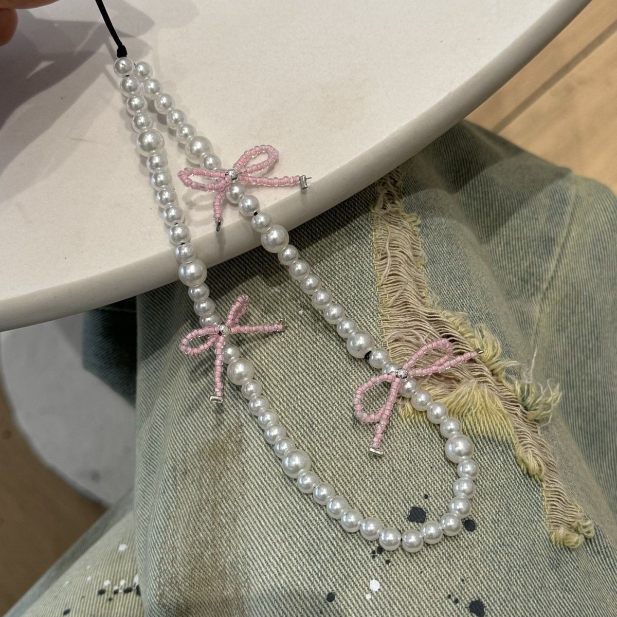 Dekorative Perlenbeaded-Halskette mit Schleifenakzenten Brehn
