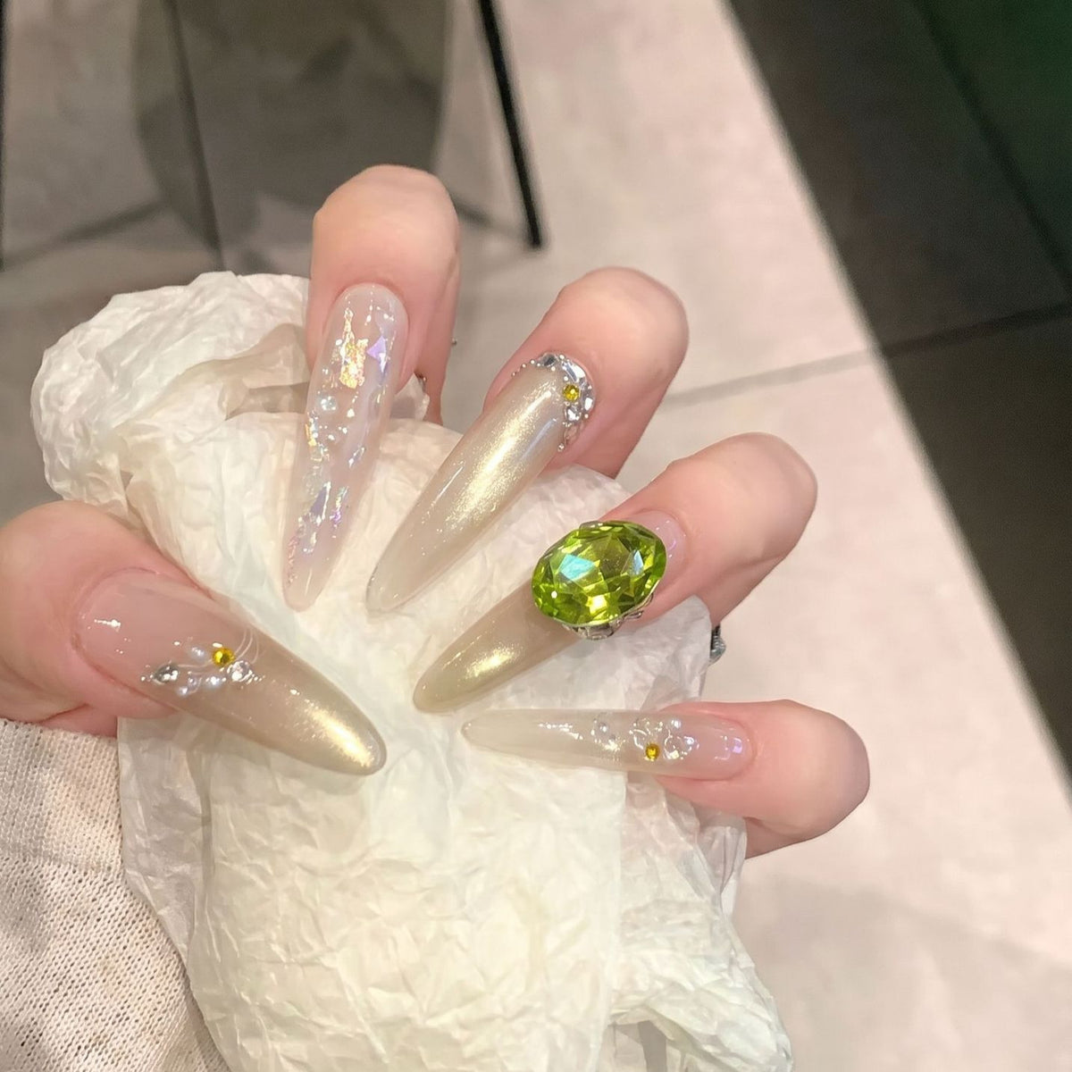 Chic dekorative Stiletto Press-On Nägel mit Edelsteinakzenten Brehn