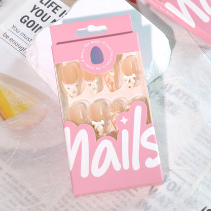 Kunstvolle Nagelkunst mit eleganten Schleifen und Strass-Details Brehn