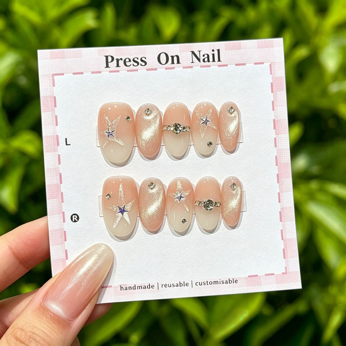 Künstlerisches Press-On Nail Art Set mit niedlichen Charakteren und Schleifenakzenten