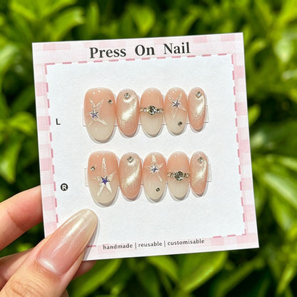 Künstlerisches Press-On Nail Art Set mit niedlichen Charakteren und Schleifenakzenten