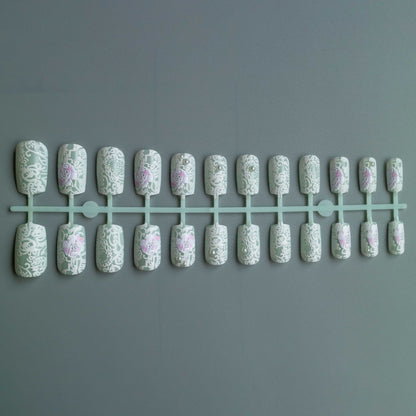 Aufwendige Blumen-Spitzen-Nagelkunst