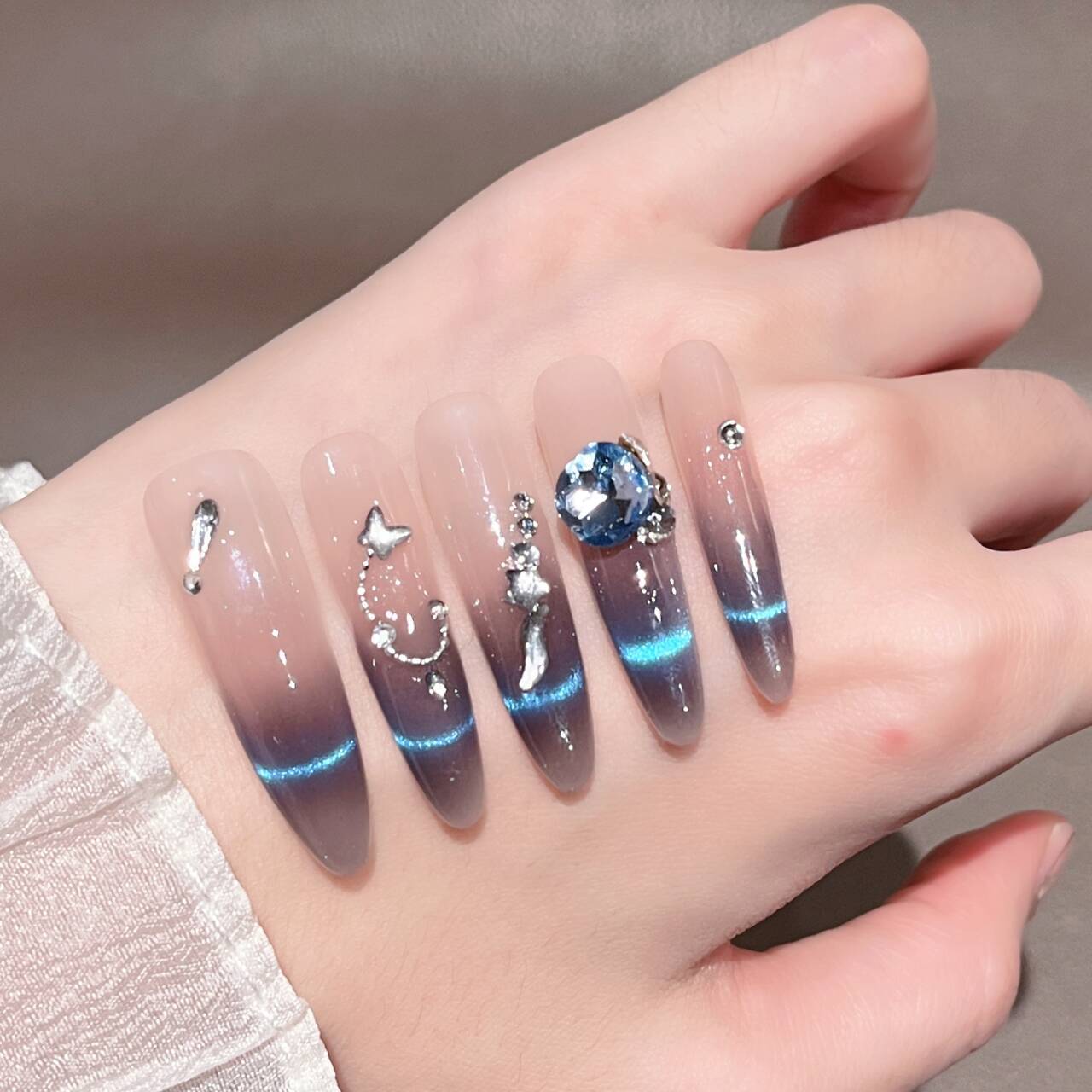 Künstlerische Stiletto Press-On Nagelkunst mit schimmernden Akzenten Brehn