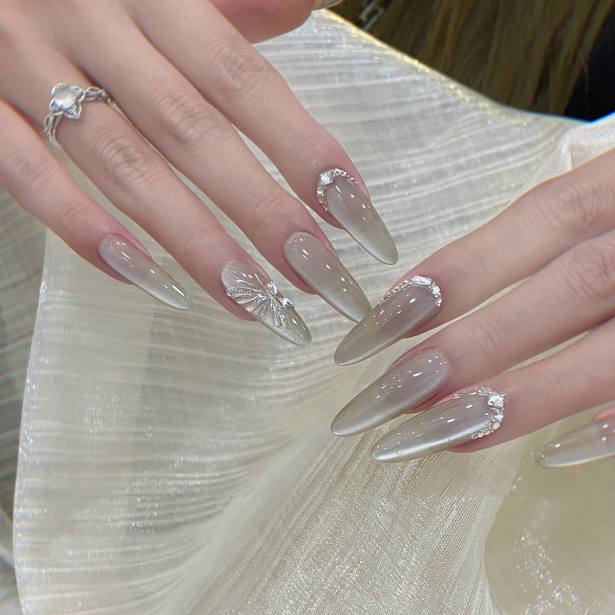 Stylische Press-On-Nageltips mit Leopardendesign Brehn