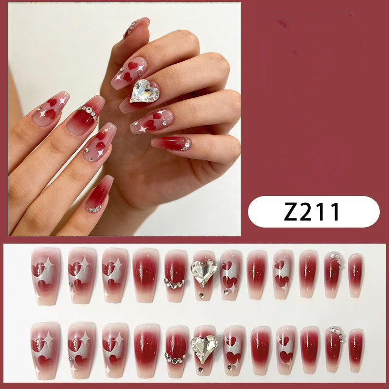 Künstlerisches Press-On-Nagelset mit Herz- und Schmuckakzenten