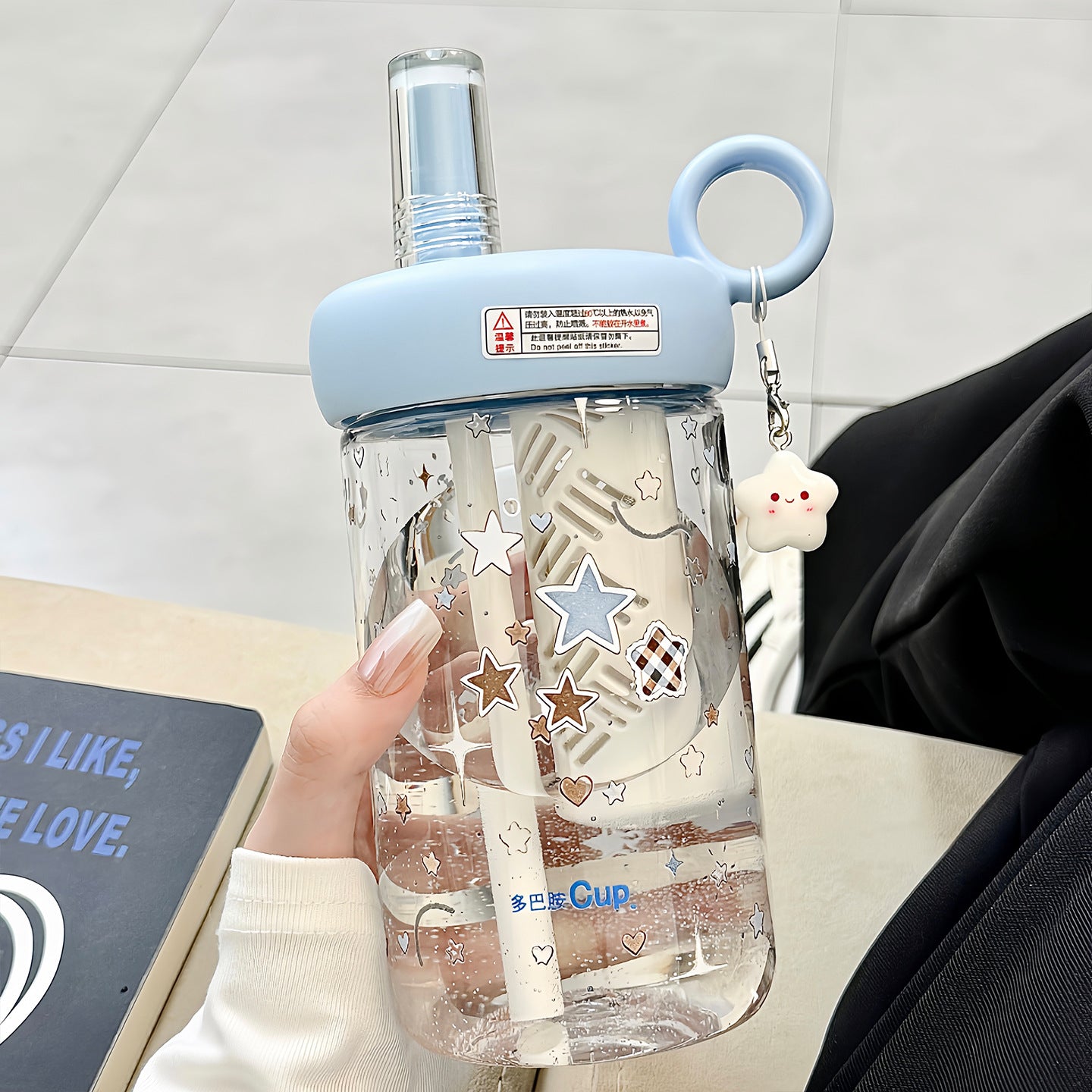 Damen Trinkflasche mit integriertem Fruchtfilter und charmantem Anhänger Brehn