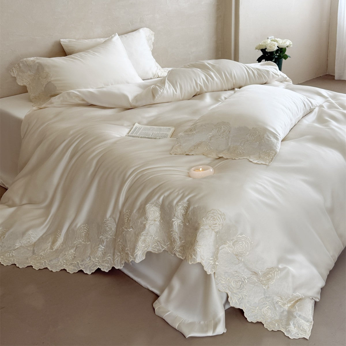 Luxuriöses besticktes Satin-Bettbezug-Set mit gewelltem Rosen-Spitzenbesatz