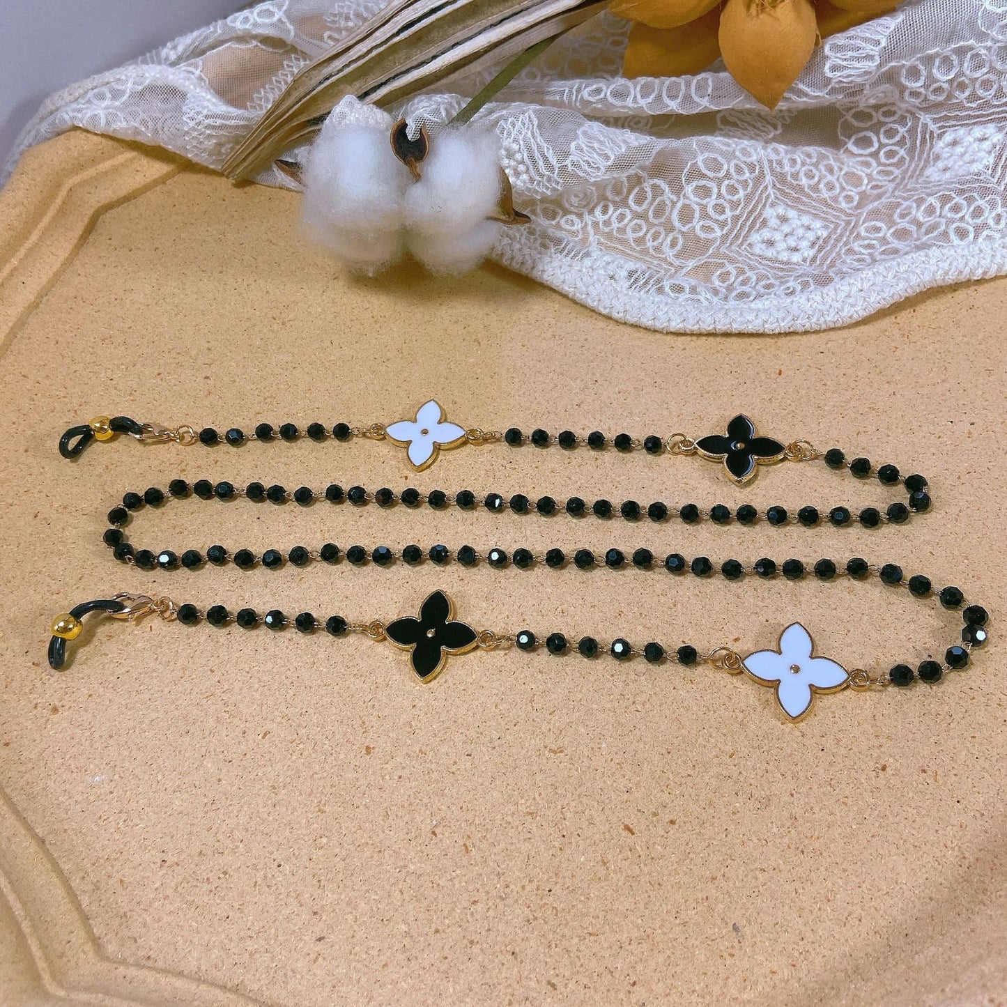 Elegante Perlenkette mit Blütenanhängern Brehn
