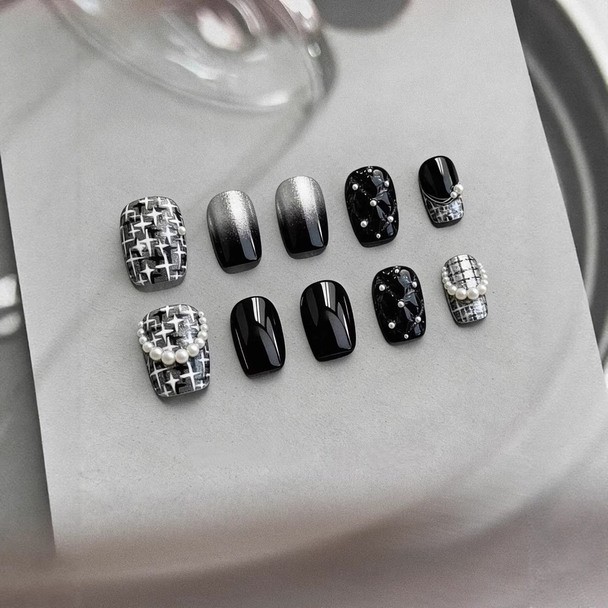 Dekorative Press-On Nagelkunst Kollektion mit Perlen- und Ombre-Akzenten