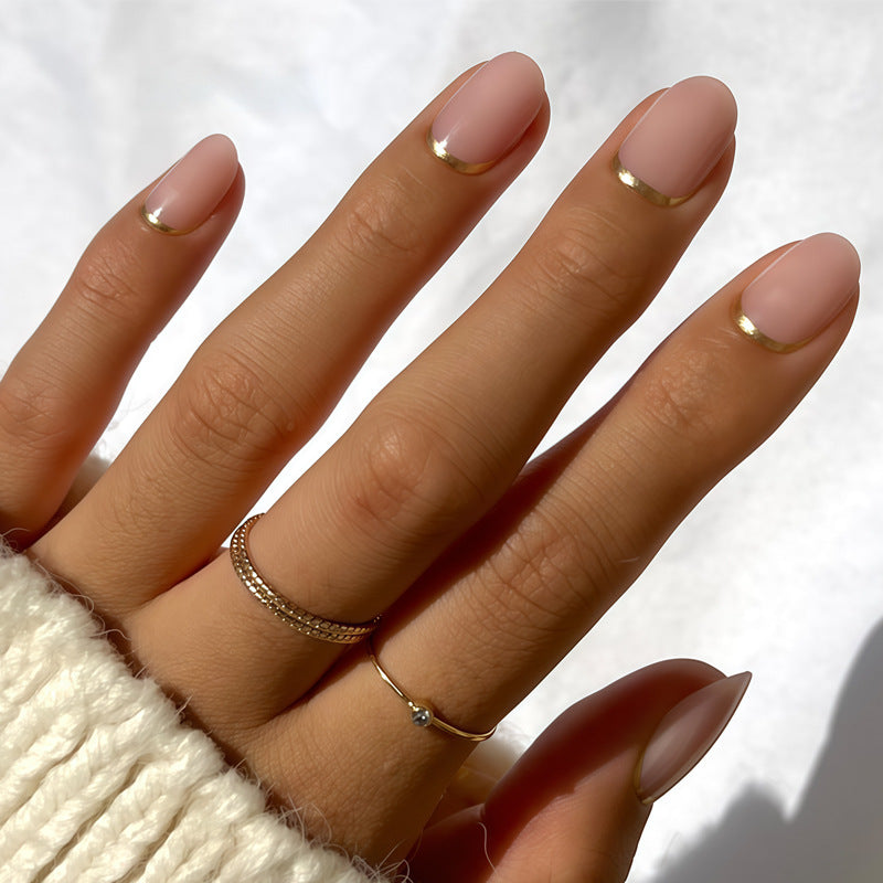 Elegante French Tip Press-On Nägel mit Metallakzenten Brehn