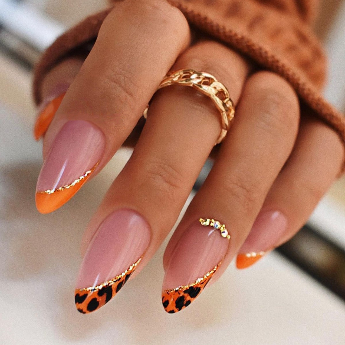 Kreatives Kunstnagelset mit Leopardenmuster und Glitzerakzenten Brehn
