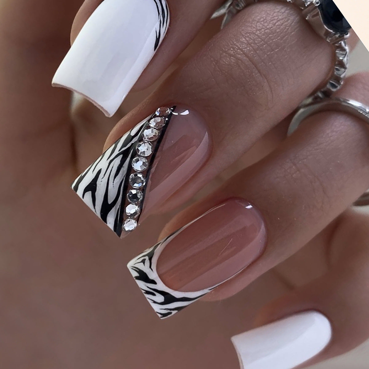 Stylische Zebra-Print-Acryl-Nagelkunst-Erweiterungen Brehn