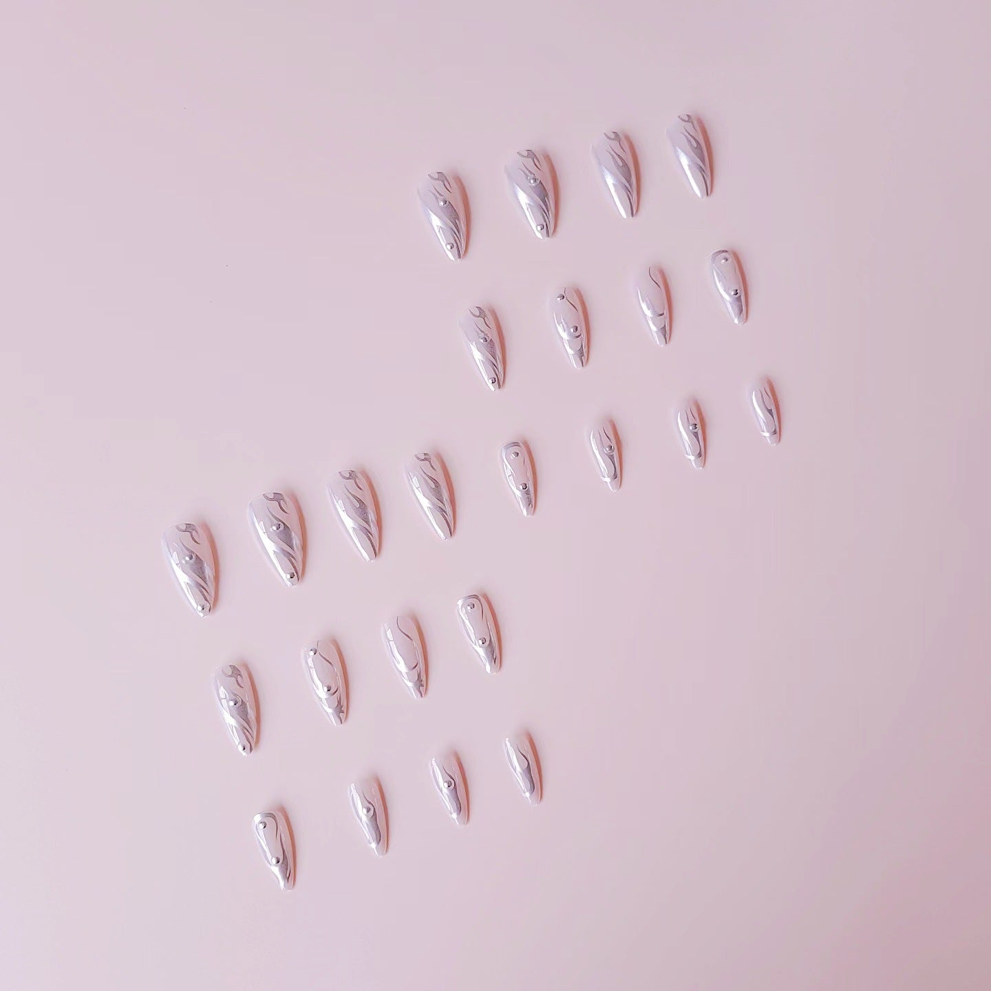 Kunstnagelset mit elegantem Wassertropfen-Design und 3D-Akzenten Brehn