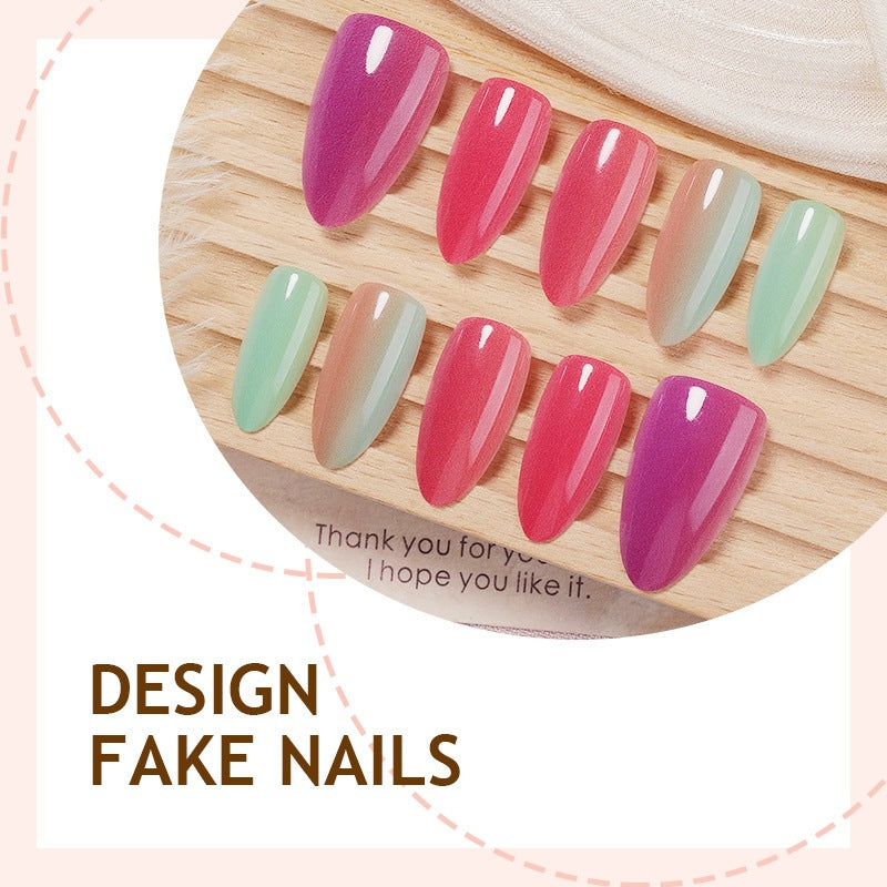 Künstliche Nagelset mit modernen Farbverläufen und trendigen Designs Brehn