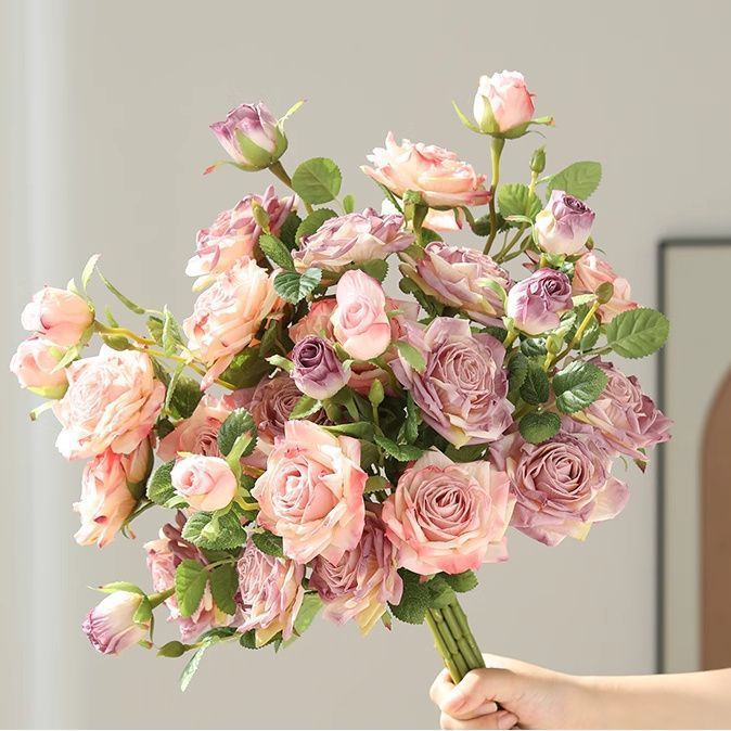 Lebensechtes Blumenstrauß-Arrangement
