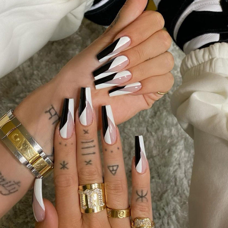 Kunstnagelset mit modernen geometrischen Designs Brehn