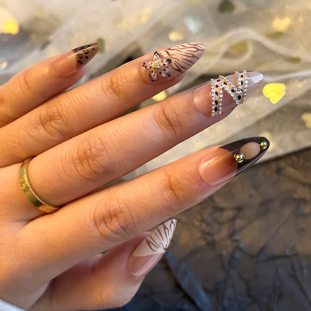 Künstlerische Press-On Nagelkollektion Brehn