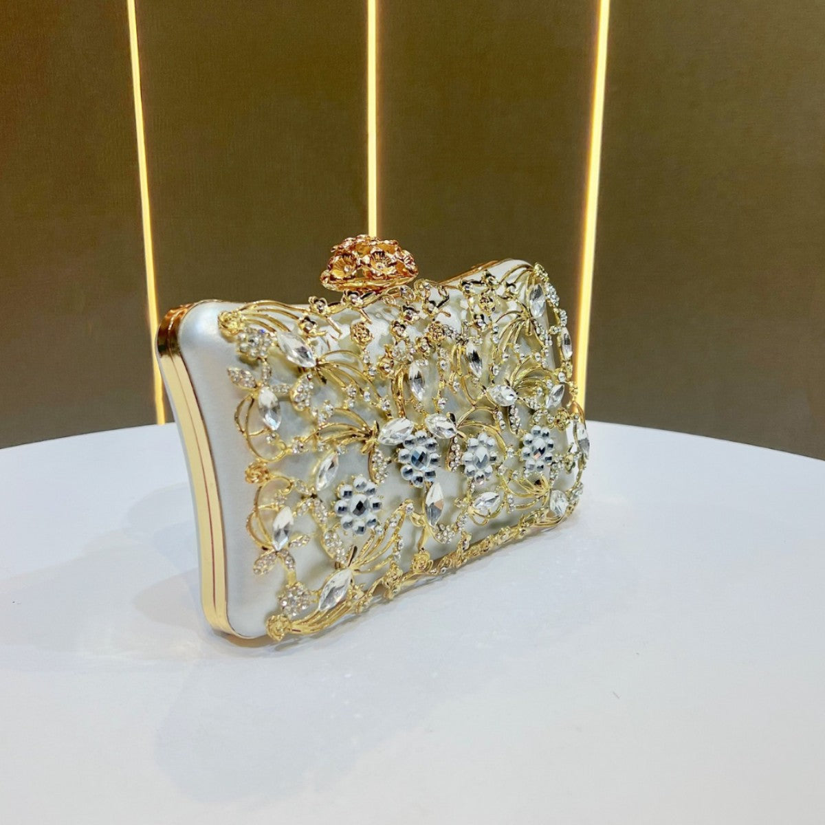 Luxuriöse mit Blumen verzierte Abendtasche