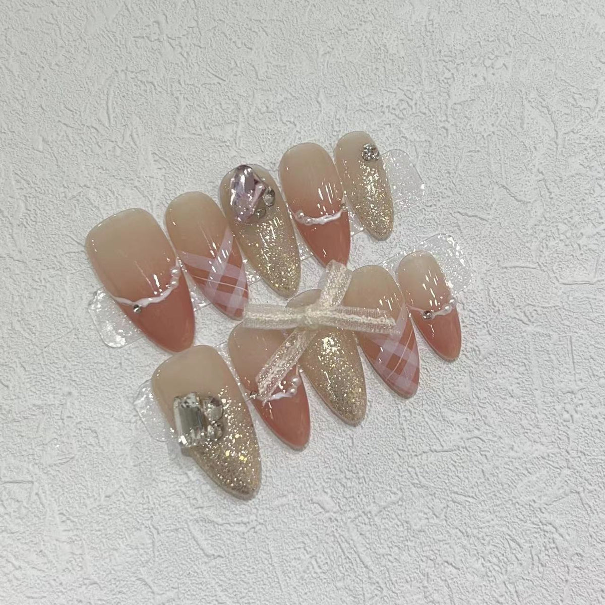 Dekoratives Stiletto Press-On Nail Art Set mit Strass- und Glitzerakzenten Brehn