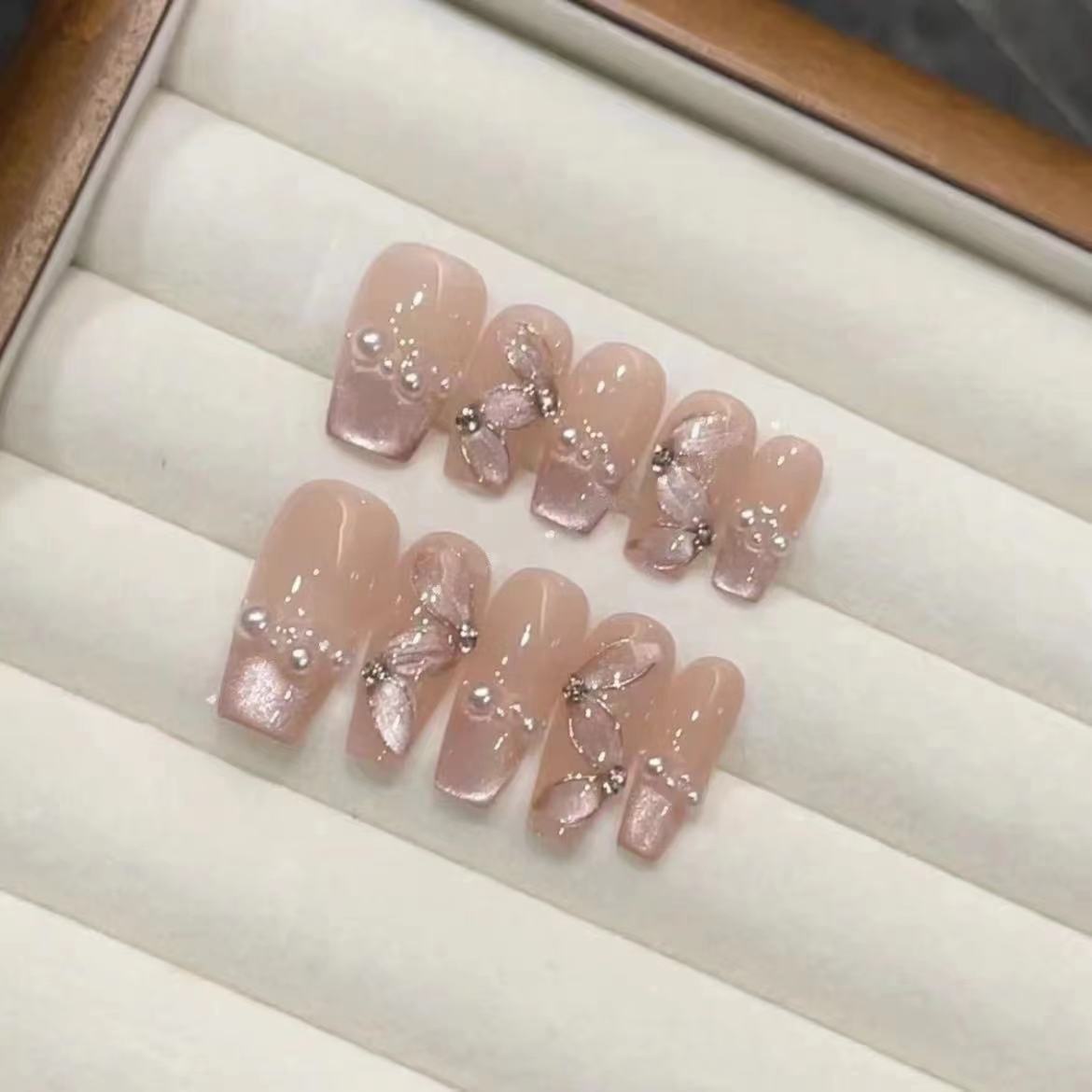 Künstlerisches Floral Press-On Nagelset mit Perlenakzenten Brehn