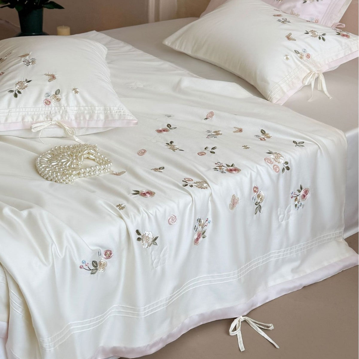 Luxuriöse Satin-Bettwäschegarnitur mit zarter Blumenstickerei und Bandverschluss Brehn