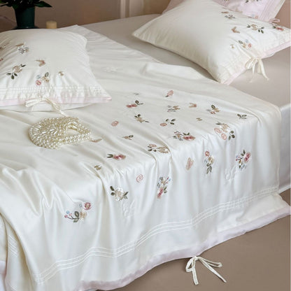 Luxuriöse Satin-Bettwäschegarnitur mit zarter Blumenstickerei und Bandverschluss Brehn