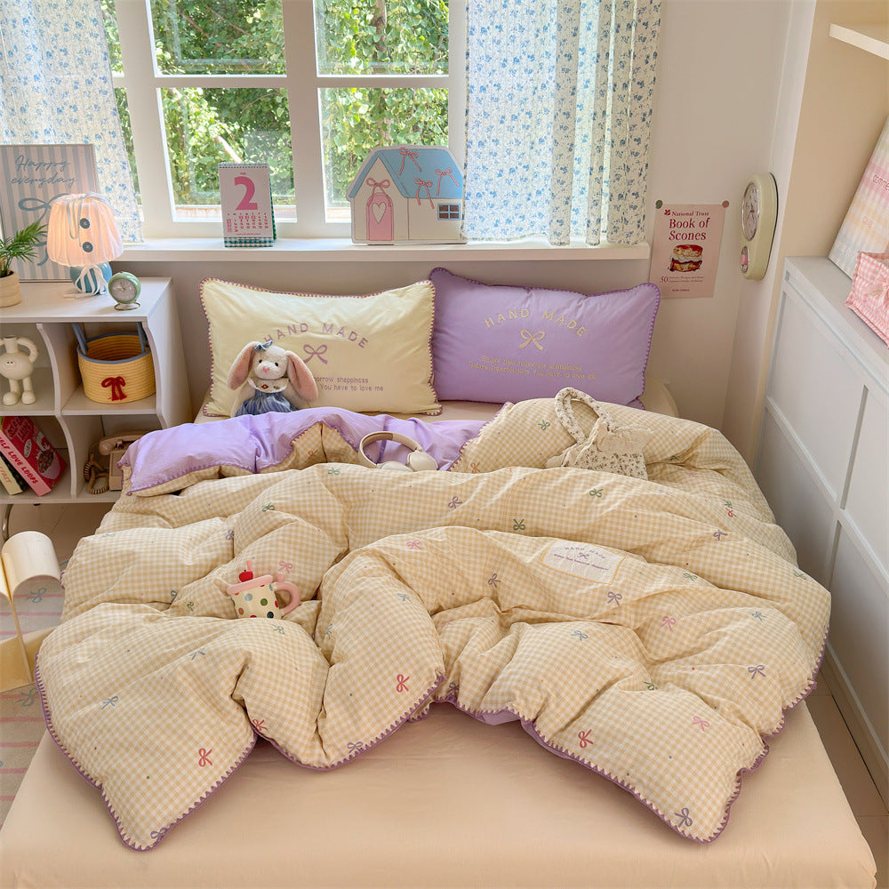 Gefüllte Steppdecke mit Karomuster, Wendbares Bett-Set und Bestickten Kissen