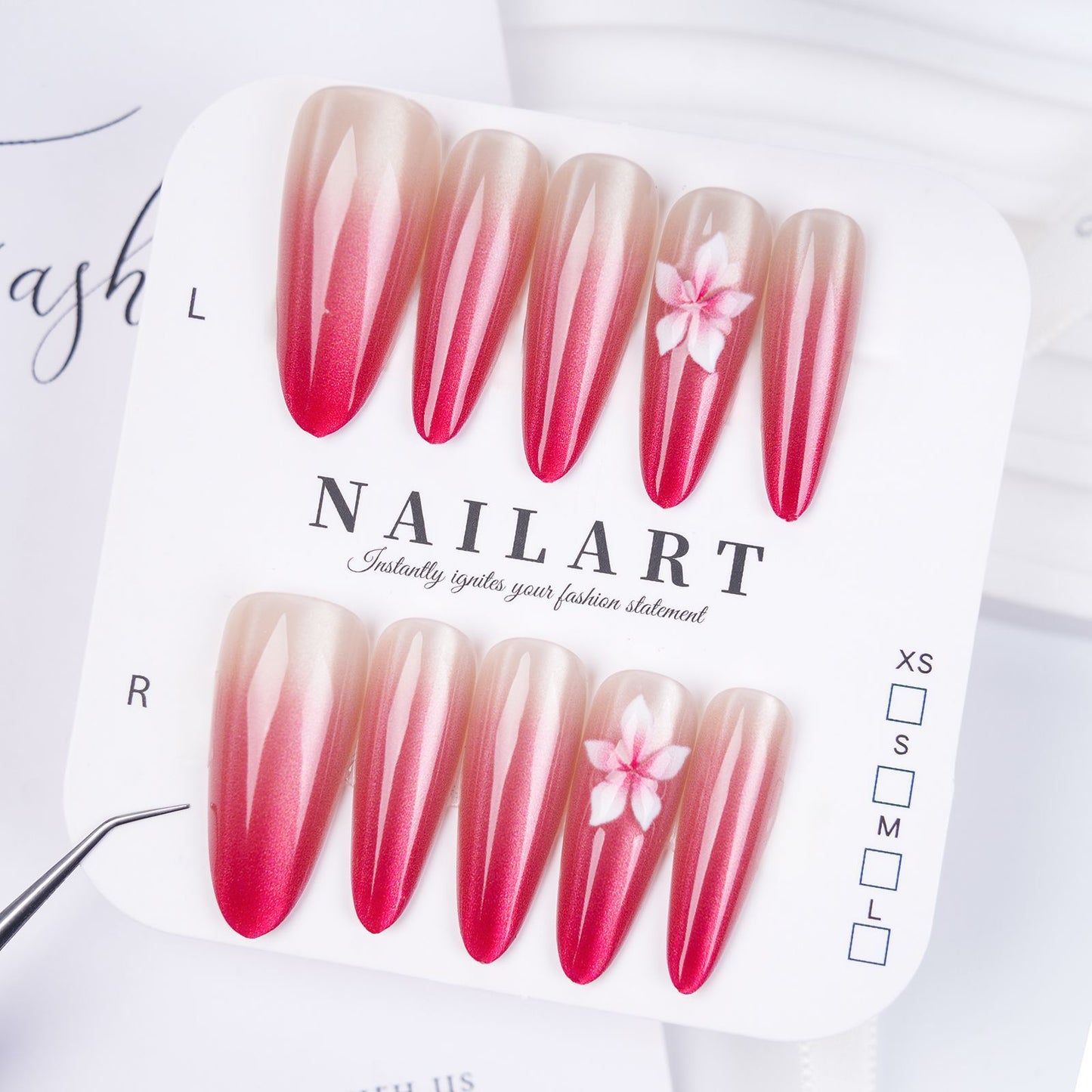 Dekorativer Press-On-Nagel-Set mit eleganten floralen und Edelstein-Akzenten Brehn