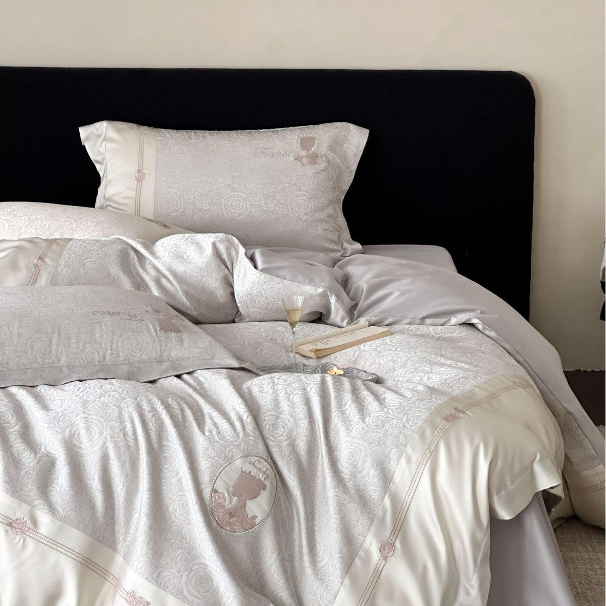 Luxuriöse Baumwollsatin-Bettwäschegarnitur mit Jacquard‑Rosendessin und bestickten Silhouette‑Applikationen