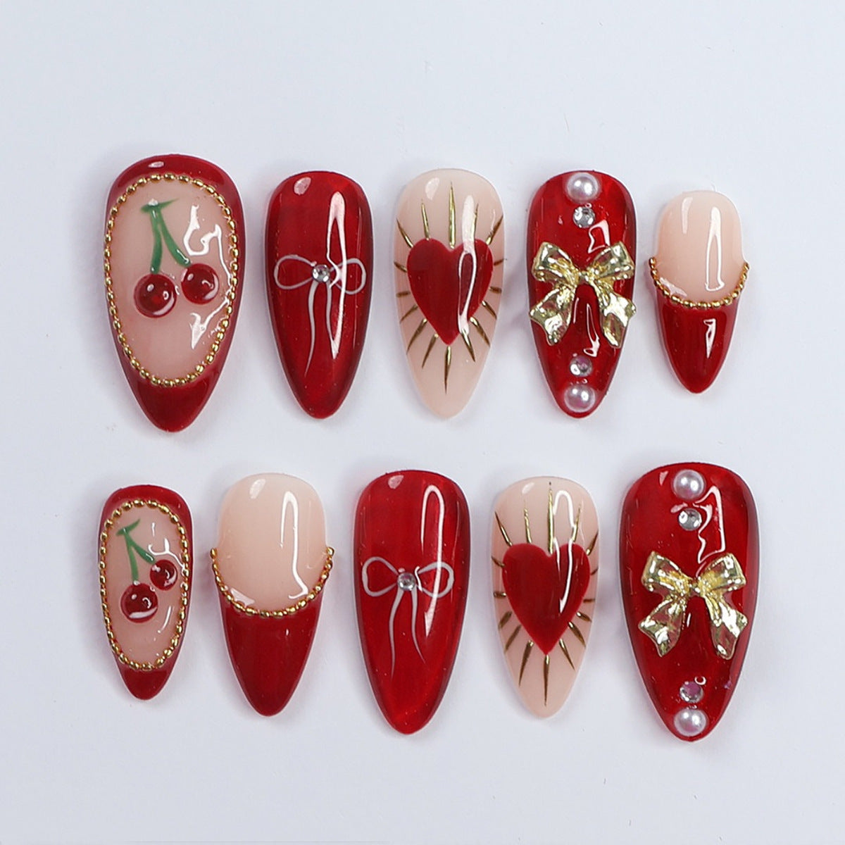 Kreatives Kunstnagelset mit eleganten Herz- und Schleifenmotiven Brehn