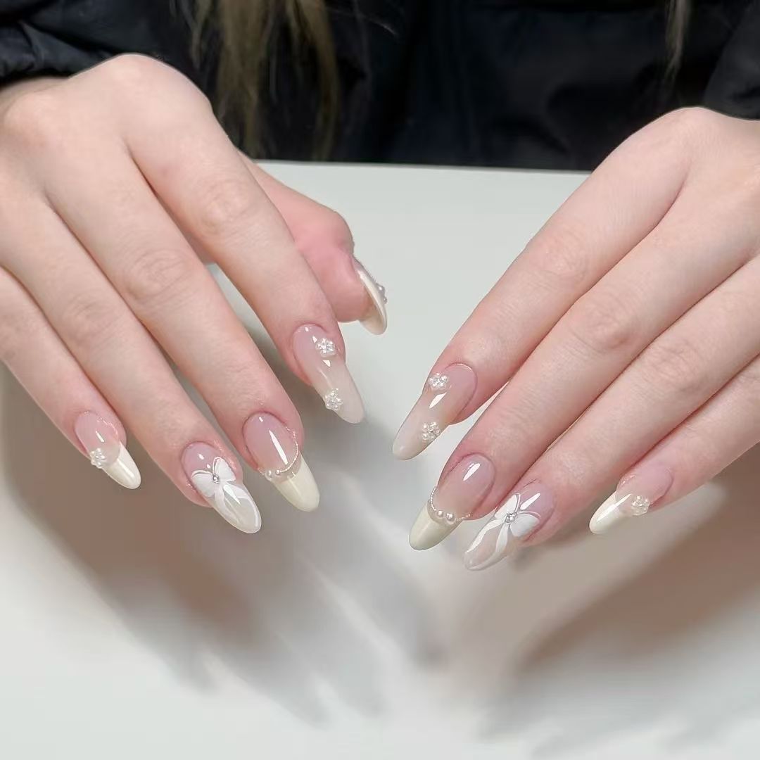 Künstlerisches Press-On-Nagelset mit floralen und glänzenden Akzenten Brehn