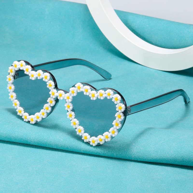 Damen Liebesförmige Sonnenbrille mit floralen Verzierungen Brehn