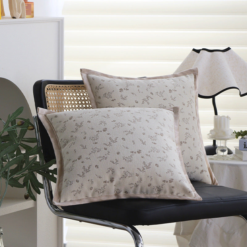 Quadratischer Zierkissenbezug mit dezenter Blumen‑Jacquardstruktur und eleganter Kederumrandung Brehn