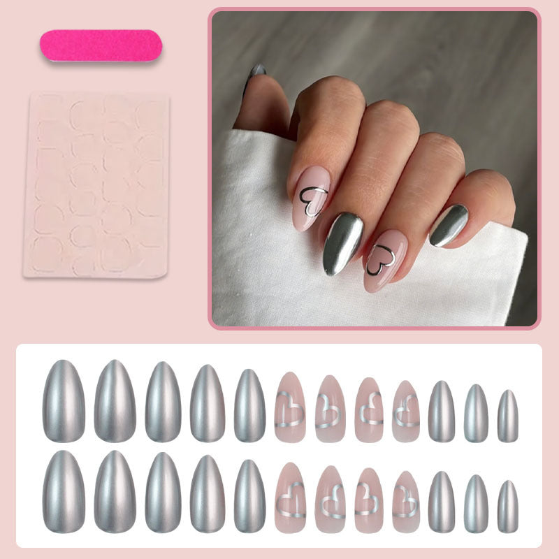 Kunstnagelset mit luxuriösem Silber-Finish und Herzmotiven Brehn