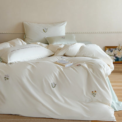 Bestickte Baumwollbettwäsche mit Wiesenmotiv und Kissenbezügen mit Bandbindung