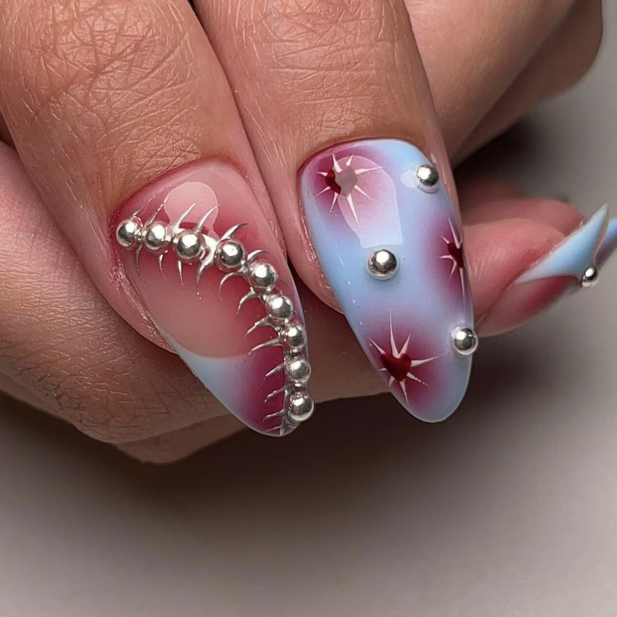 Kreatives Kunstnagelset mit künstlerischen Farbverläufen und Glitzerverzierungen Brehn