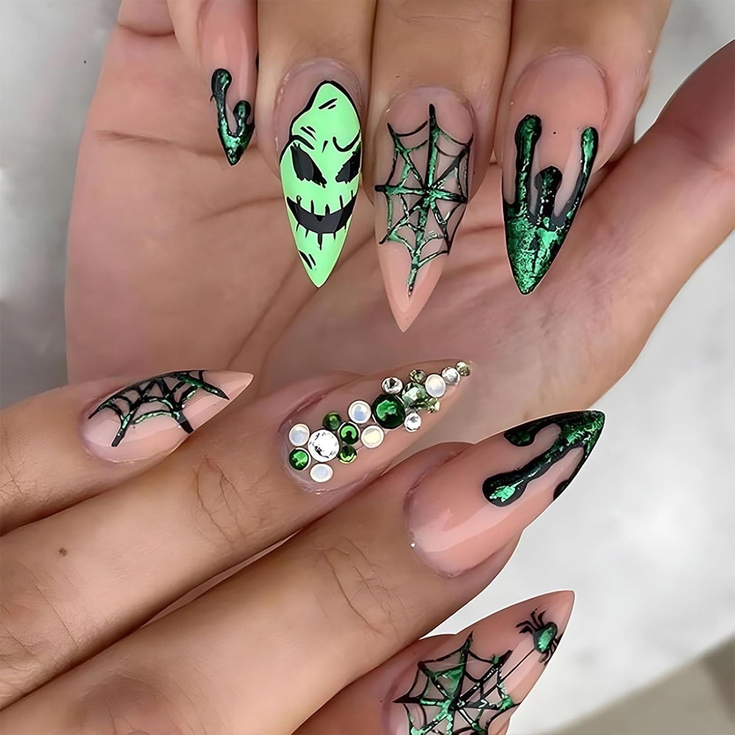 Kunstnägel mit Halloween-Spider-Design und Glitzerakzenten Brehn
