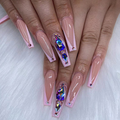 Kunstvolle Nagelverlängerungen mit Strass- und Blütenakzenten Brehn