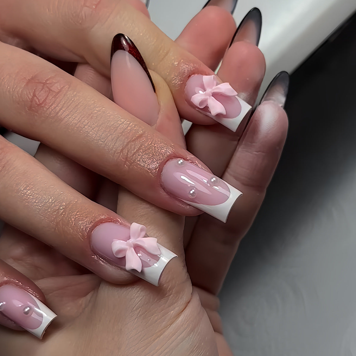 Dekorative Presse-Nagelkunst mit Schleifendetails Brehn