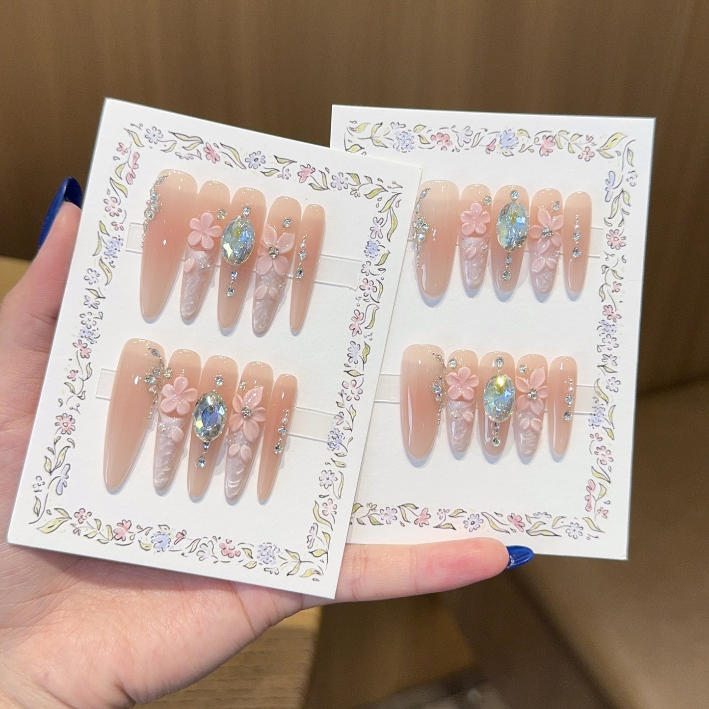 Künstliche Kunstnägel mit Floralen Verzierungen und Glitzerdetails Brehn