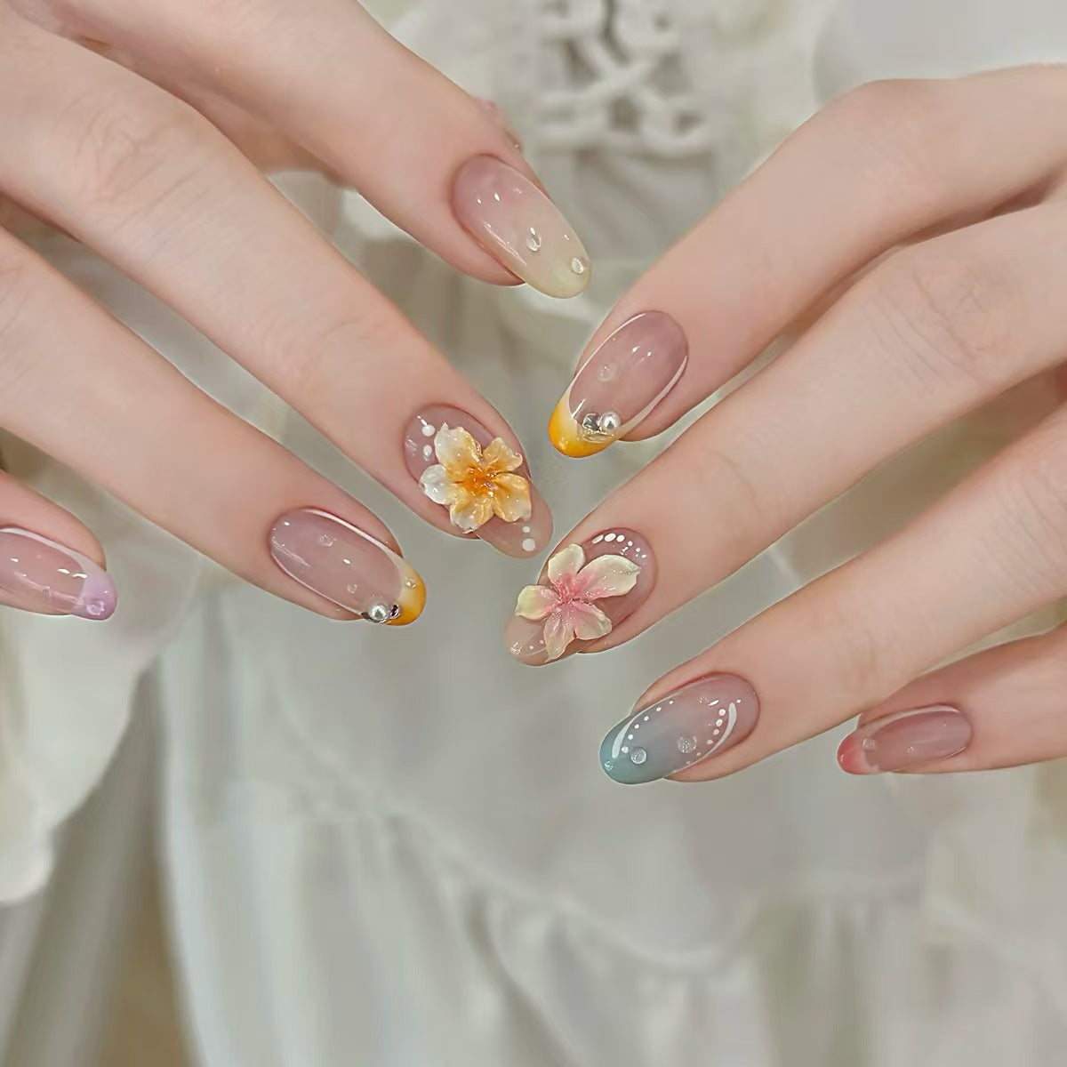 Künstlerisches Press-On-Nagelset mit floralen und Ombré-Designs Brehn