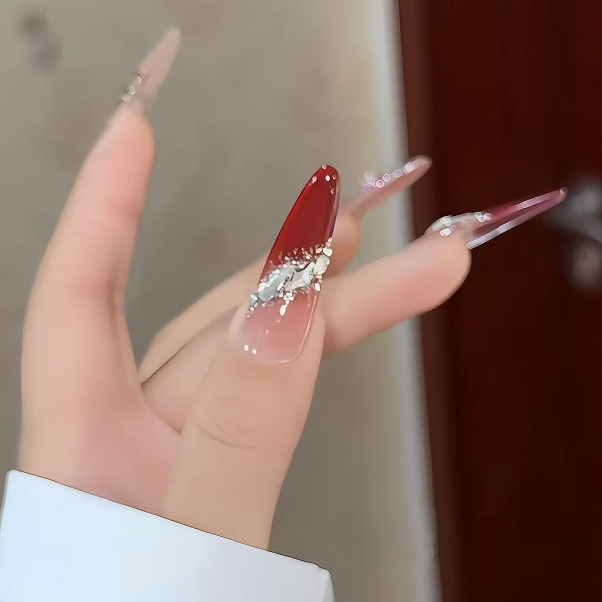 Premium mit Kristallen dekorierte Nagelverlängerungen